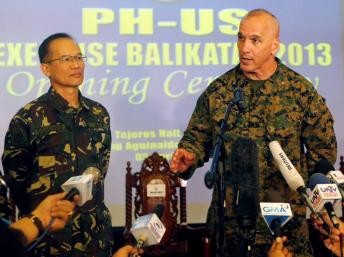 Chuẩn tướng Richard Simcock (bên phải) - lực lượng Thủy quân lục chiến Thái Bình Dương Mỹ (ảnh tư liệu)